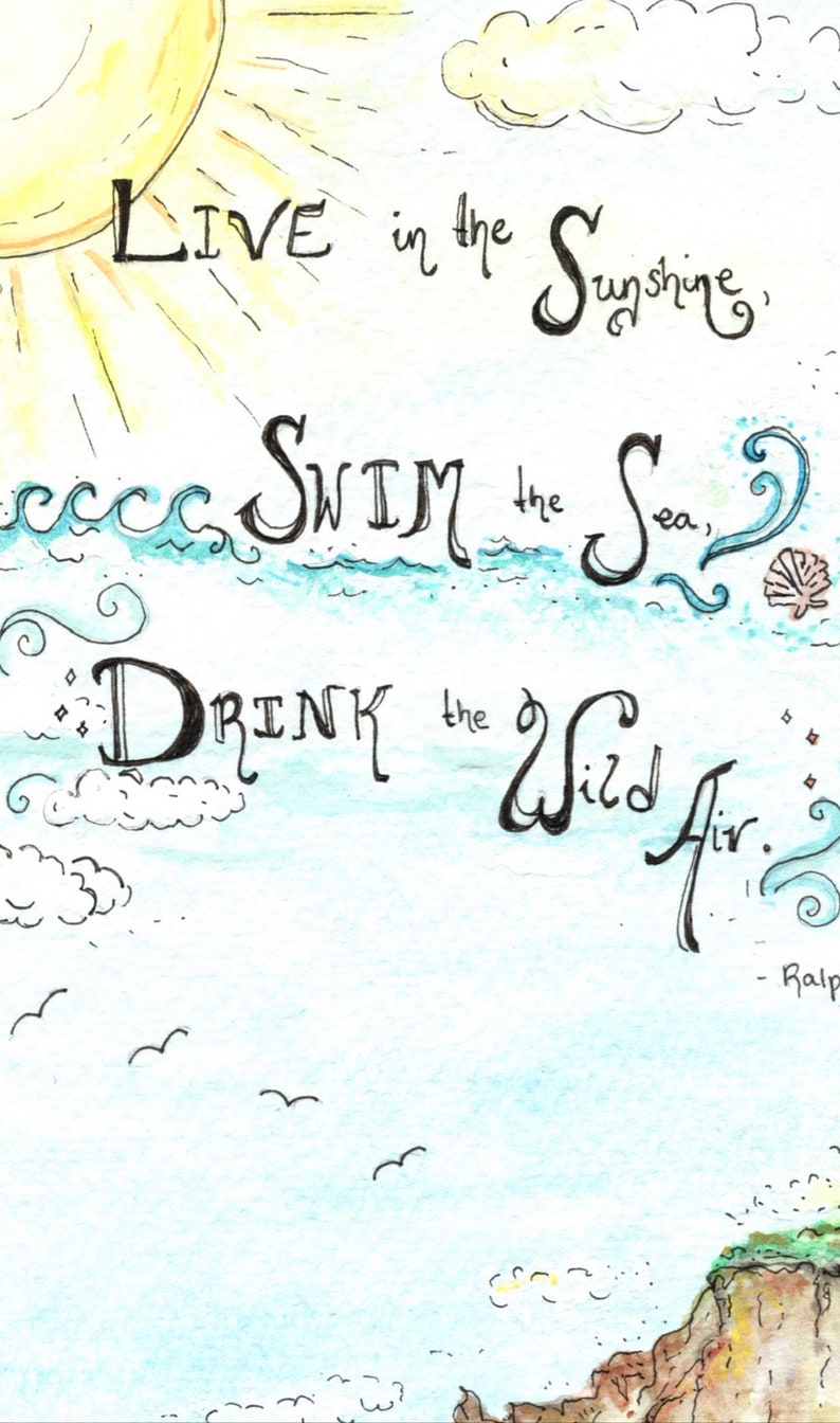 K&ouml;nnte beinhalten: Aquarell-Illustration einer Sonne, Wolken, Wellen und V&ouml;gel mit dem Text "LIVE in the Sunshine, SWIM the Sea, DRINK the Wild Air. - Ralph Waldo Emerson".