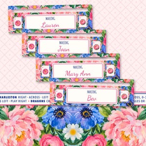 Può includere: Quattro supporti rettangolari per tessere del Mahjong con un vivace motivo floreale di fiori rosa, blu e bianchi. Ogni supporto presenta una targhetta bianca con la scritta Mahjong e un nome personalizzato: Lauren, Joan, Mary Ann o Bev.