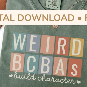 Op de afbeelding: Een saliegroen t-shirt met de tekst "WEIRD BCBAS build character" in een kleurrijk blokontwerp. Het shirt heeft een ronde hals en korte mouwen. De woorden "DIGITAL DOWNLOAD • PNG FILE" staan bovenaan gedrukt.