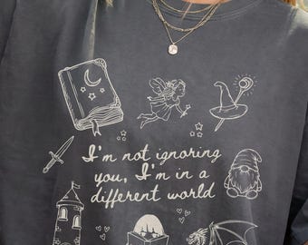 T-shirt Fantasy Reader Comfort Colors, monochrome, avec château de dragon, cadeau pour amoureux des livres, style minimaliste et monochrome.