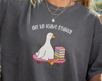 T-shirt « En route pour la réalité » avec une oie qui lit, couleurs confortables, cadeau pour les amoureux des livres, mignon, minimaliste, style livresque, haut à poche