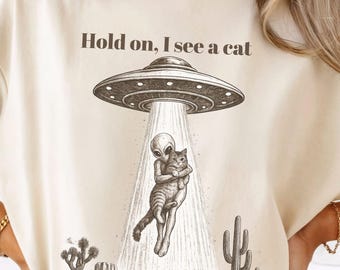 Attendez, je vois un chat ! T-shirt OVNI Western, T-shirt humoristique pour amoureux des chats, T-shirt graphique enlèvement extraterrestre dans le désert, T-shirt rétro science-fiction, Cadeau, Couleurs confortables
