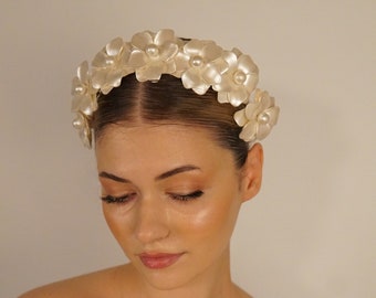 Magnífica Tiara con Flores Grandes, Corona de Porcelana Fría, Tiara con Opciones de Color Oro y Perla, Boda Hecha a Mano, Accesorio para el Cabello Nupcial