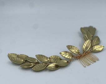 Betoverende elegantie: op Helen geïnspireerd accessoire voor een speciale dag, versierd met delicate bladdetails, gouden kamhaarspeld, bruidskamhaarspeld
