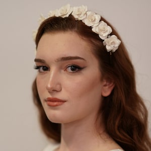 Prachtige tiara met grote bloemen, koude porseleinen kroon, tiara met goud en parelkleuropties, handgemaakte bruiloft, bruidshaaraccessoire afbeelding 1