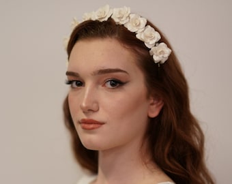 Magnífica Tiara con Flores Grandes, Corona de Porcelana Fría, Tiara con Opciones de Color Oro y Perla, Boda Hecha a Mano, Accesorio para el Cabello Nupcial