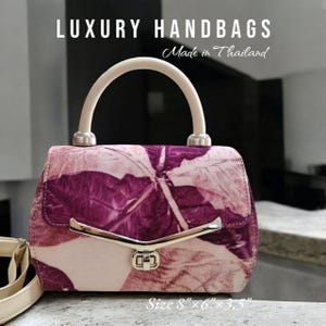 Bolso de mano con estampado de hojas y dijes vintage
