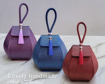 Luxury handbags Gourd-shaped event handbag.