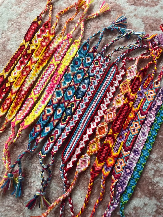 手編みの友情ブレスレット：刺繍入り紐ブレスレット - Etsy 日本