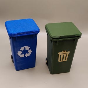Prullenbakken en recyclingbakken voor poppenhuis op schaal 1:12