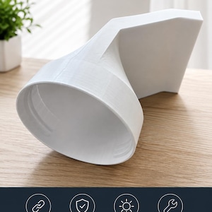 Puede incluir: Un adaptador de conducto de ventilación de plástico blanco con una abertura circular y una brida de montaje rectangular plana. El texto en la imagen incluye: Robuste Konstruktion, Passgenau für DN150, UV-beständig & wetterfest, Werkzeuglose Montage.