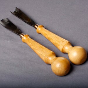 K&ouml;nnte beinhalten: Ein Set aus drei Keramikbechern mit gesprenkelter, matter Oberfl&auml;che. Die Becher sind in Creme-, Hellgrau- und Dunkelgraut&ouml;nen gehalten. Jeder Becher hat ein schlichtes, minimalistisches Design, ideal f&uuml;r Kaffee oder Tee.