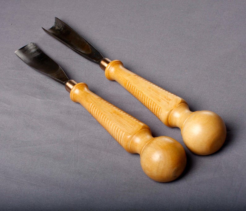 K&ouml;nnte beinhalten: Ein Set aus drei Keramikbechern mit gesprenkelter, matter Oberfl&auml;che. Die Becher sind in Creme-, Hellgrau- und Dunkelgraut&ouml;nen gehalten. Jeder Becher hat ein schlichtes, minimalistisches Design, ideal f&uuml;r Kaffee oder Tee.