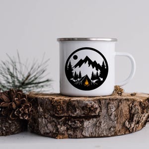 Berg und Wald Emaille Camping Becher, Abenteuer Emaillebecher, Outdoor Emaillebecher, Camping Vibes Becher, Lagerfeuer Becher, Wildnisbecher