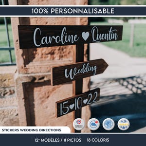 Op de afbeelding: Houten trouwbord met de namen "Caroline" en "Quentin" en de datum "15-10-22". Het bord bevat ook het woord "Wedding" en de tekst "100% PERSONNALISABLE".