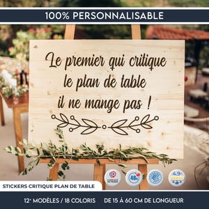 Può includere: Un cartello in legno con la scritta "Le premier qui critique le plan de table il ne mange pas !" in nero. Il cartello è su un cavalletto, con del verde alla base. Personalizzabile, disponibile in vari colori e lunghezze, da 15 a 60 cm.