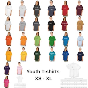 Puede incluir: Una variedad de camisetas juveniles en varios colores, incluyendo blanco, negro, rojo y azul. Las camisetas son mostradas en ni&ntilde;os y est&aacute;n disponibles en tallas XS a XL. La imagen tambi&eacute;n incluye una tabla de tallas.
