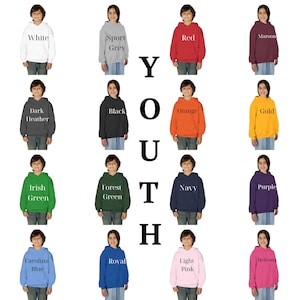 Puede incluir: Una colecci&oacute;n de sudaderas con capucha juveniles en varios colores, incluyendo blanco, gris, rojo, granate, gris oscuro, negro, naranja, dorado, verde, azul marino, morado, azul y rosa. Cada sudadera tiene su nombre de color impreso.