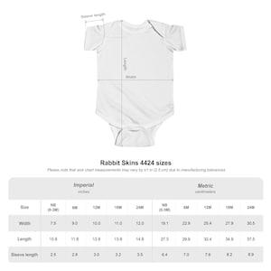 Puede incluir: Body blanco para beb&eacute; con medidas de ancho, largo y largo de manga. La tabla de tallas incluye medidas en cent&iacute;metros para tallas de reci&eacute;n nacido a 24 meses. El body es de Rabbit Skins 4424.