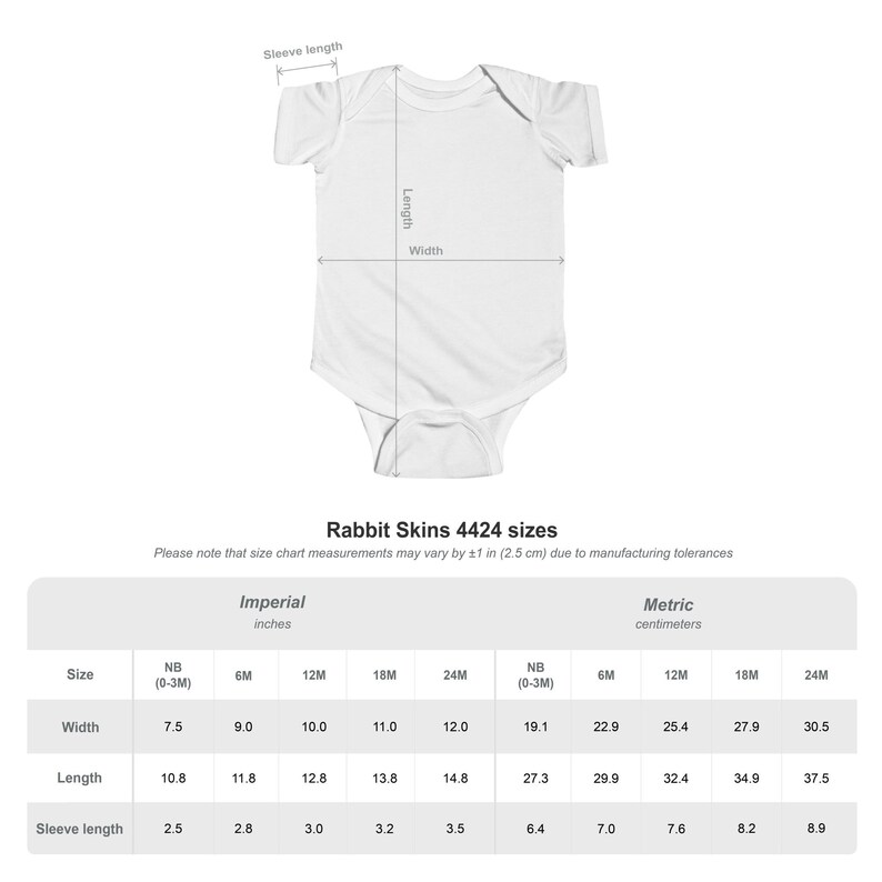 Puede incluir: Body blanco para beb&eacute; con medidas de ancho, largo y largo de manga. La tabla de tallas incluye medidas en cent&iacute;metros para tallas de reci&eacute;n nacido a 24 meses. El body es de Rabbit Skins 4424.