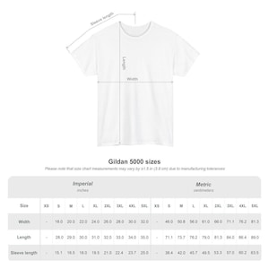 Puede incluir: Camiseta blanca Gildan 5000 con medidas de ancho, largo y largo de manga. La tabla de tallas incluye medidas en pulgadas y cent&iacute;metros. La tabla muestra tallas de XS a 5XL.