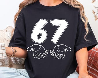 Camiseta con el meme del 67, camiseta con la mano del 67, camiseta con el 67, camiseta con el 67 de goteo, camiseta con el 67 seis siete, camiseta con el 67 de texto, camiseta con la energía del aura del 67, camiseta con la ilusión del 67 6 7