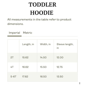 Puede incluir: Gr&aacute;fico blanco con el texto "TODDLER HOODIE" encima de una tabla de medidas. La tabla muestra la longitud, el ancho y la longitud de la manga en pulgadas para las tallas 2T, 4T y 5-6T. Tambi&eacute;n est&aacute; presente el texto "All measurements in the table refer to product dimensions".