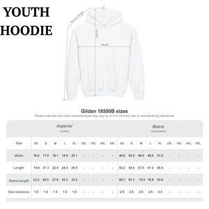 Puede incluir: Sudadera con capucha blanca para j&oacute;venes con capucha y bolsillo delantero, mostrada con una tabla de tallas. La tabla muestra medidas en pulgadas y cent&iacute;metros para el ancho, largo y largo de la manga. El texto "YOUTH HOODIE" est&aacute; en la parte superior.