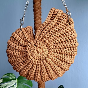 Bruine schelptas Handgemaakte gehaakte schelpentas elegante aardse handtas Boho strand-geïnspireerde accessoire uniek cadeau voor haar Ammonietfossiele tas