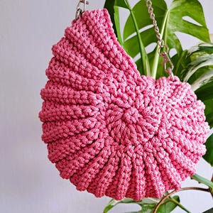 Zoetroze schelptas, gehaakte portemonnee met schelp, elegante pastelkleurige handtas, op oceaanstrand geïnspireerd accessoire, zomerclutch van ammonietfossiel textiel