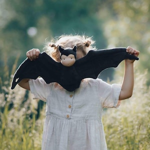 Pipistrello in stile Waldorf – istruzioni e cartamodello PDF – bambola Waldorf – amico da abbracciare – peluche biologico