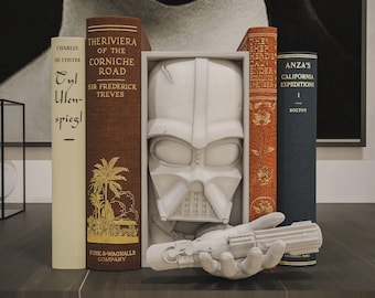 Wkładka do książki Dark Space Lord Book Nook – hełm złoczyńcy science fiction i ekspozycja miecza świetlnego na półki
