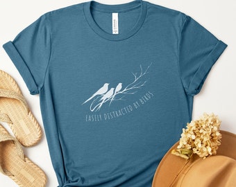 Maglietta facilmente distratta dagli uccelli, maglietta per amanti degli uccelli, regalo per amanti degli uccelli, maglietta per amanti della natura, maglietta con linea di uccelli, maglietta con silhouette della natura