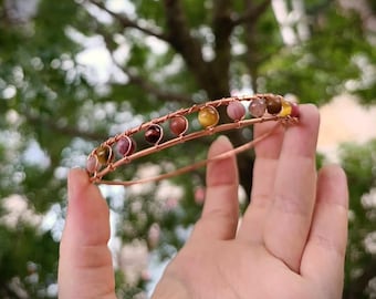 Brazalete de cobre hecho a mano Yara – Brazalete con múltiples piedras preciosas, pulsera bohemia para la parte superior del brazo, joyería artesanal llamativa