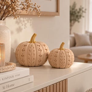 Kürbis Deko 2er Set Beige Gold | Herbstdeko Kürbis | Deko Kürbis mit Herzen | Scandi Boho Deko | Herbst Deko Wohnzimmer | Geschenk