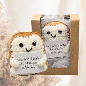 Happy Toast – Strickpuppe Glücks- Toast in exklusiver Box | Motivationsgeschenk & Glücksbringer Geschenk für Frauen Männer Mutmacher