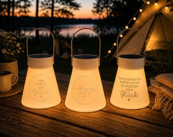 Solarlampe Garten & Camping | LED Deko Licht Outdoor | PLA Tischleuchte | Balkon Terrasse Geschenk Idee Schriftzug Glück Sommernächte