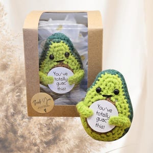 Happy Avocado – Pocket Hug Glücks- Avocado in exklusiver Box | Motivationsgeschenk & Glücksbringer Geschenk für Frauen Männer Mutmacher