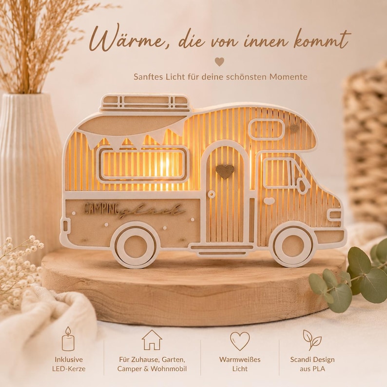 May include: A light-colored camper van shaped lamp with vertical slats and a heart cutout on the door. The side features the text "CAMPING gl&uuml;ck". The lamp emits a warm glow and includes text above reading "W&auml;rme, die von innen kommt" and "Sanftes Licht f&uuml;r deine sch&ouml;nsten Momente".
