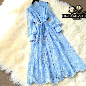 Sukienka maxi z koronkowym haftem | Sukienka z długim rękawem i wiązaniem w talii | Elegancka, zapinana z przodu na guziki | Romantyczny, swobodny styl | Strój na specjalną okazję