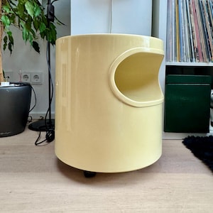 Artemide Giano-Giano-Vano Side Table: Italian Space Age Pop Art
