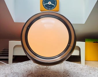 Luminária de chão grande estilo "Clã" da era espacial dos anos 70 – Inspirada em Harvey Guzzini, com esfera de acrílico cor cappuccino – Iluminação moderna vintage italiana