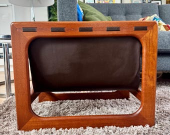 Aksel Kjersgaard チーク材マガジンラック: ミッドセンチュリーモダン