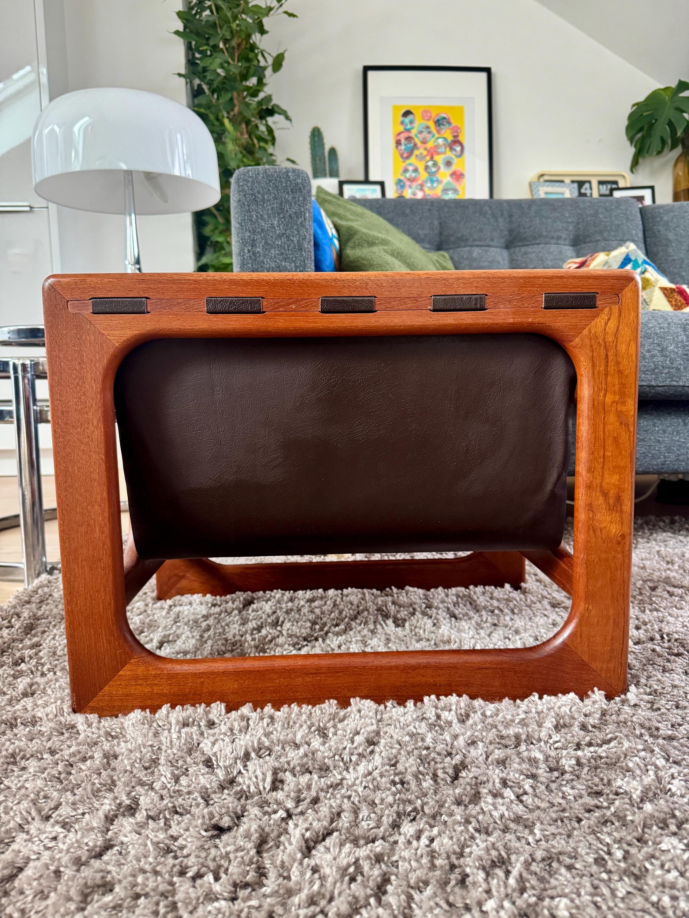 Aksel Kjersgaard チーク材マガジンラック: ミッドセンチュリーモダン