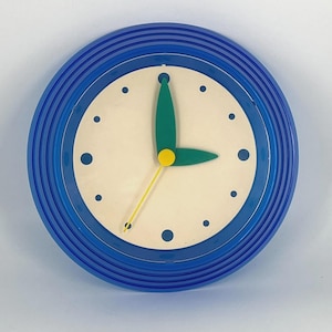 Reloj de pared vintage IKEA "Fräs" azul (1999): diseño clásico posmoderno, estilo Memphis Milano, estética retro del año 2000.