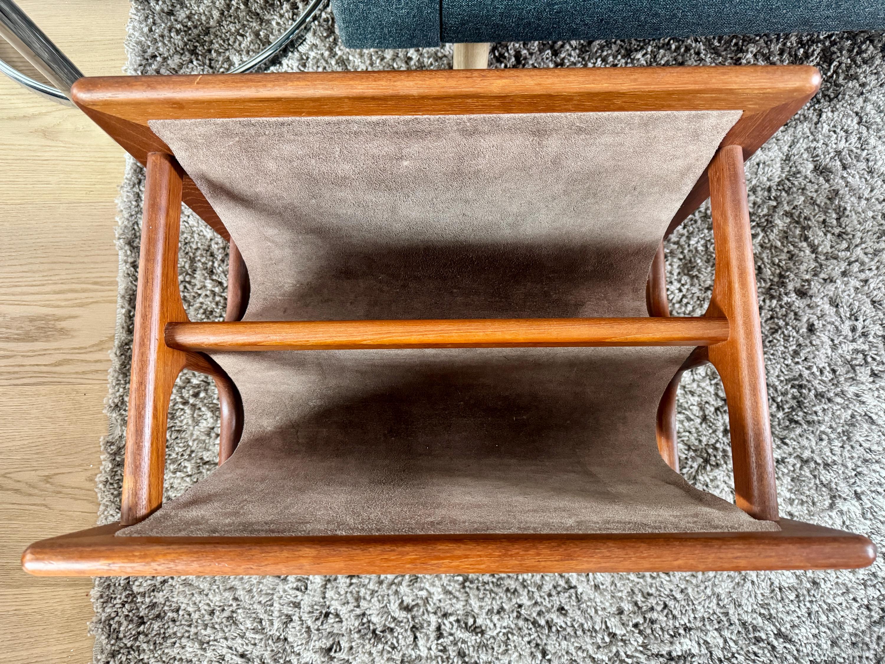 Aksel Kjersgaard チーク材マガジンラック: ミッドセンチュリーモダン