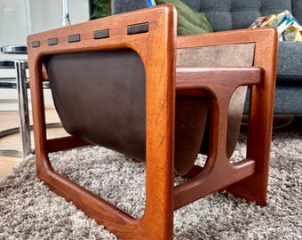 Aksel Kjersgaard チーク材マガジンラック: ミッドセンチュリーモダン