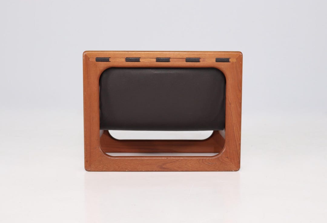Aksel Kjersgaard チーク材マガジンラック: ミッドセンチュリーモダン
