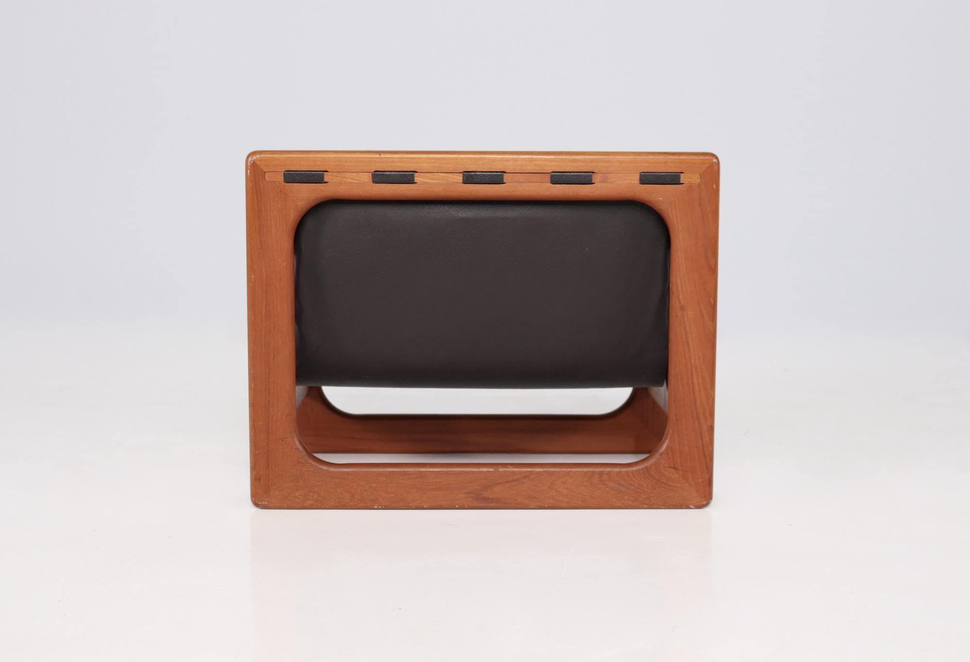 Aksel Kjersgaard チーク材マガジンラック: ミッドセンチュリーモダン