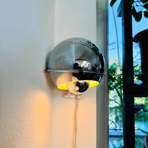Lámpara de pared vintage holandesa cromada con forma de globo ocular: diseño espacial de los años 70